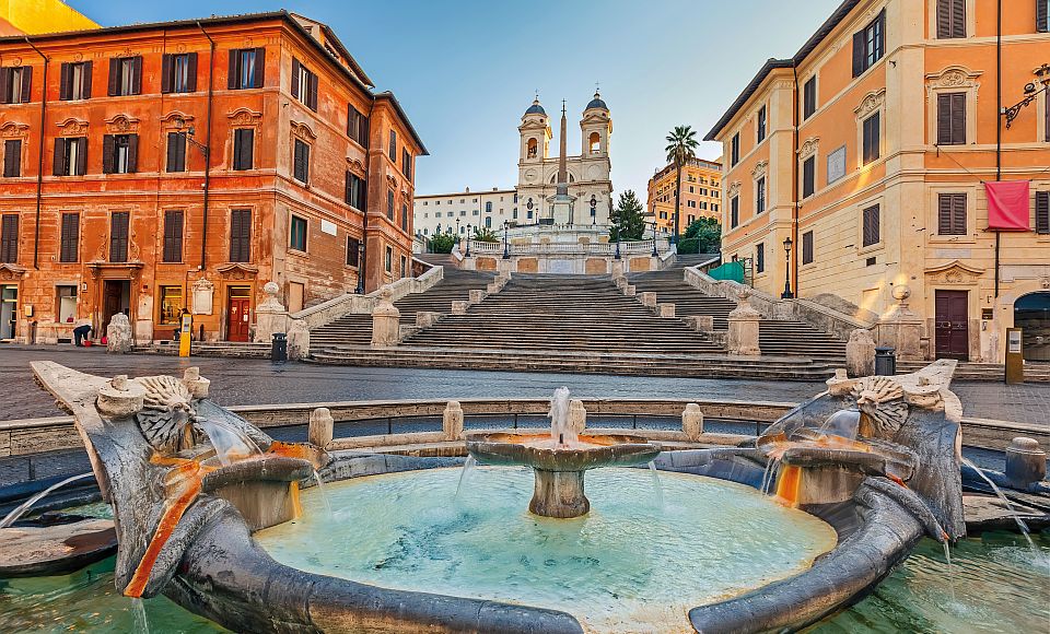 Die Fontana della Barcaccia und die Spanische Treppe bilden gemeinsam eine der berühmtesten Kulissen Roms.