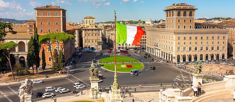 m Herzen von Rom vereint die Piazza Venezia monumentale Architektur, bewegte Geschichte und das pulsierende Leben der Stadt.