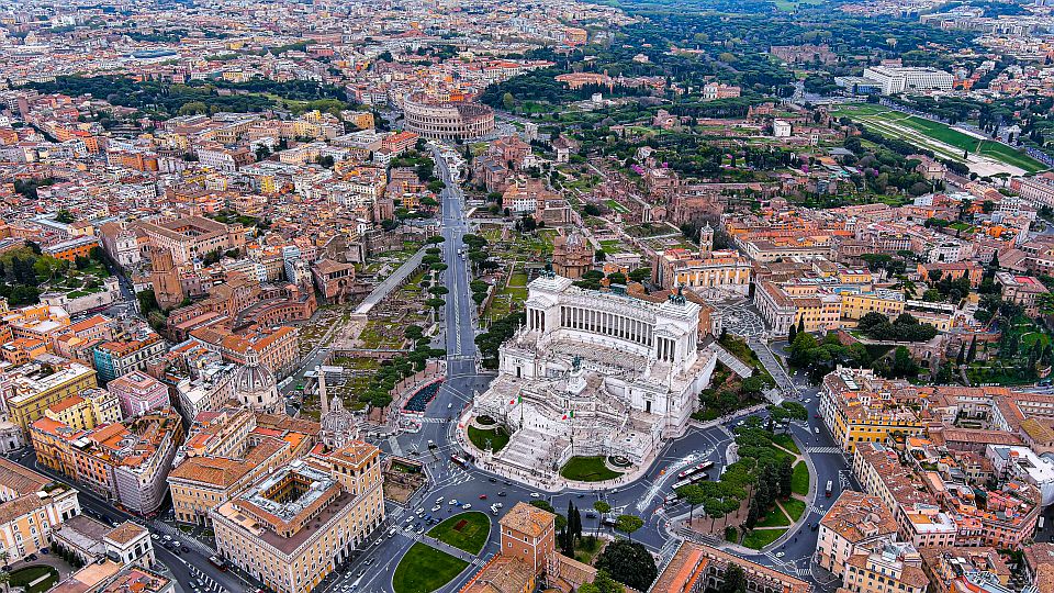 Aus der Luft zeigt sich die Piazza Venezia als monumentales Herz Roms, umgeben von Palästen, Straßen und dem Vittoriano.