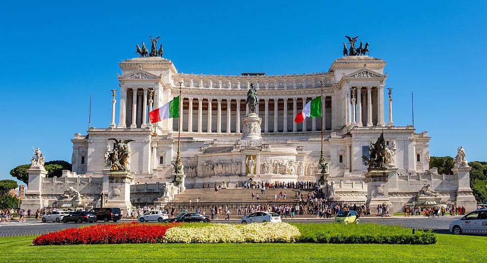 Das monumentale Vittoriano an der Piazza Venezia beeindruckt mit weißem Marmor, mächtigen Säulen und großer Symbolkraft.