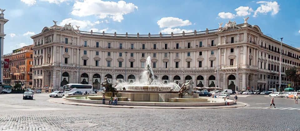 Auf der Piazza della Repubblica verbindet die Fontana Wasserspiele mit kraftvoller Bildhauerkunst.