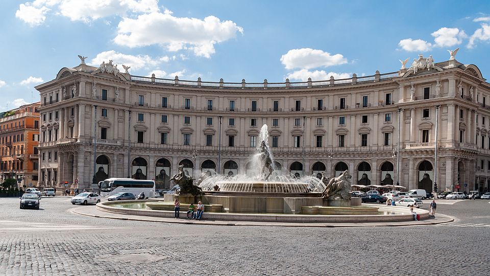 Die Fontana delle Naiadi prägt die Piazza della Repubblica mit vier Wassernymphen und eindrucksvollen Fontänen.