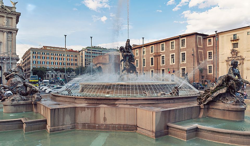 Dier bronzene Najaden verkörpern unterschiedliche Formen des Wassers und verleihen dem Brunnen seine besondere Dynamik.