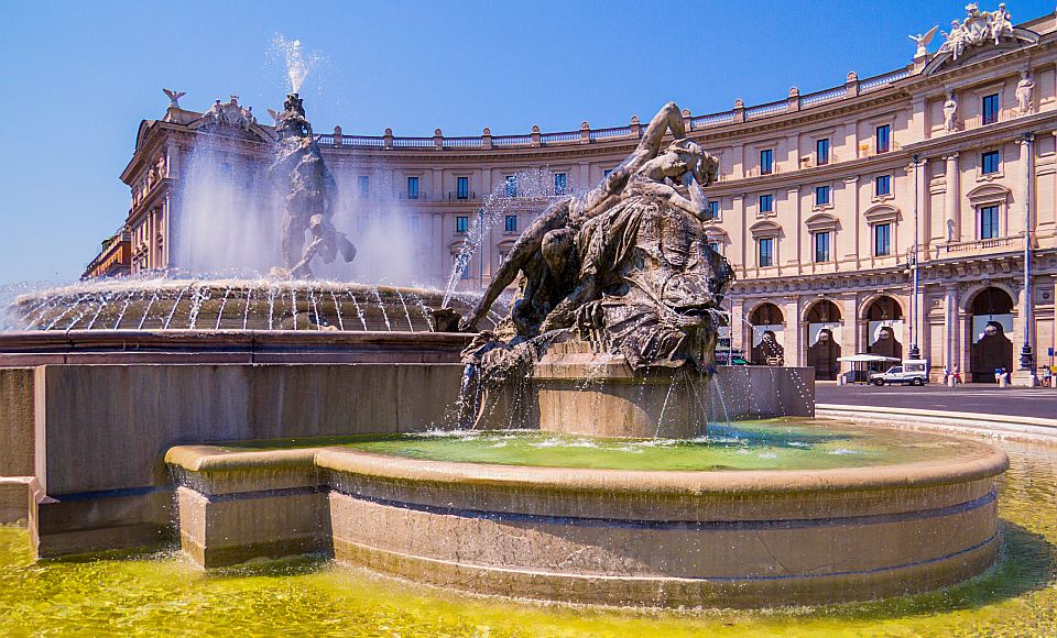 Im Zentrum der Fontana delle Naiadi kämpft Glaukus mit einem Delfin und symbolisiert den Sieg des Menschen über die Natur.
