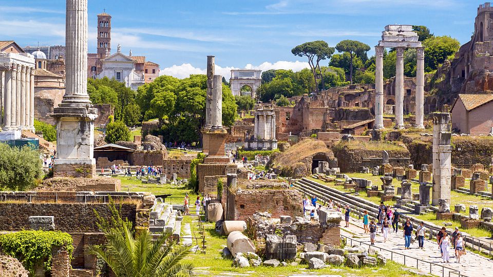 Von oben zeigt sich das Forum Romanum als eindrucksvolle Ruinenlandschaft mit Tempeln, Säulen und Triumphbögen.