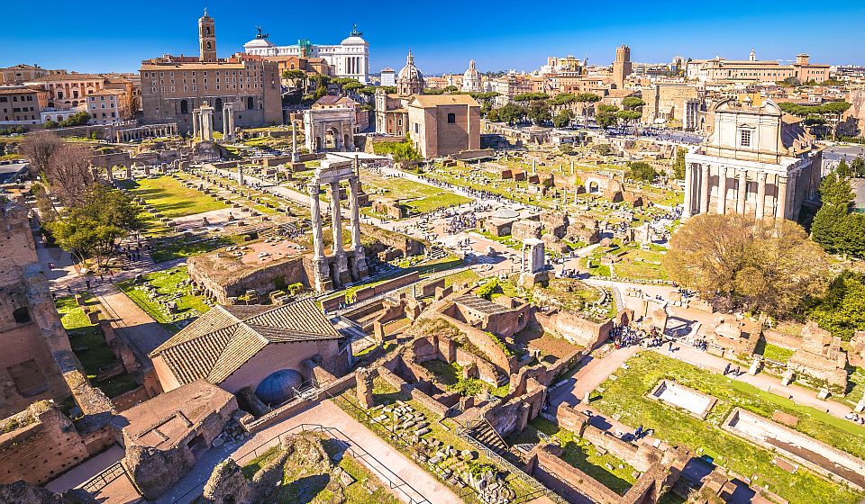 Tempel, Basiliken und Triumphbögen erinnern im Forum Romanum bis heute an Macht, Politik und Alltag im antiken Rom.