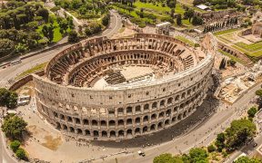 Der Drohnenblick auf das Kolosseum offenbart die monumentalen Ausmaße der berühmtesten Arena des antiken Römischen Reiches.