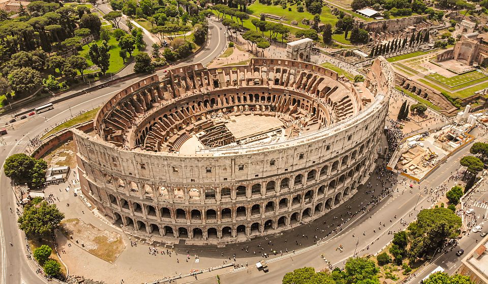Der Drohnenblick auf das Kolosseum offenbart die monumentalen Ausmaße der berühmtesten Arena des antiken Römischen Reiches.