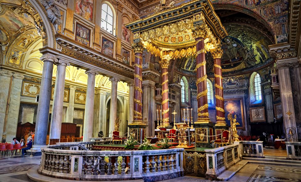 Der Hochaltar der Basilika Santa Maria Maggiore ist reich verziert, von Bronze-Säulen umgeben und beherbergt Reliquien der Krippe Jesu.