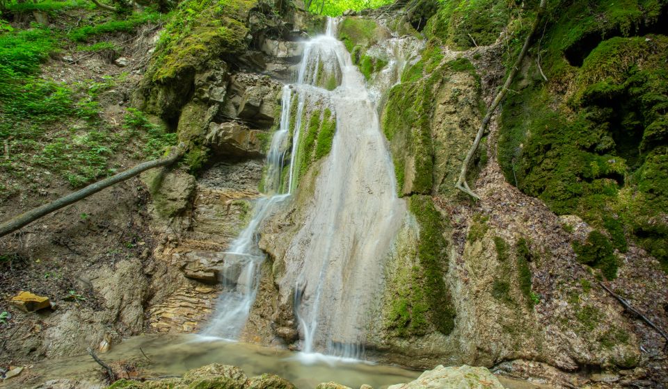 Die Cascate del Bucamante sind malerische Wasserfälle bei Serramazzoni, umgeben von Wäldern und beliebten Wanderwegen