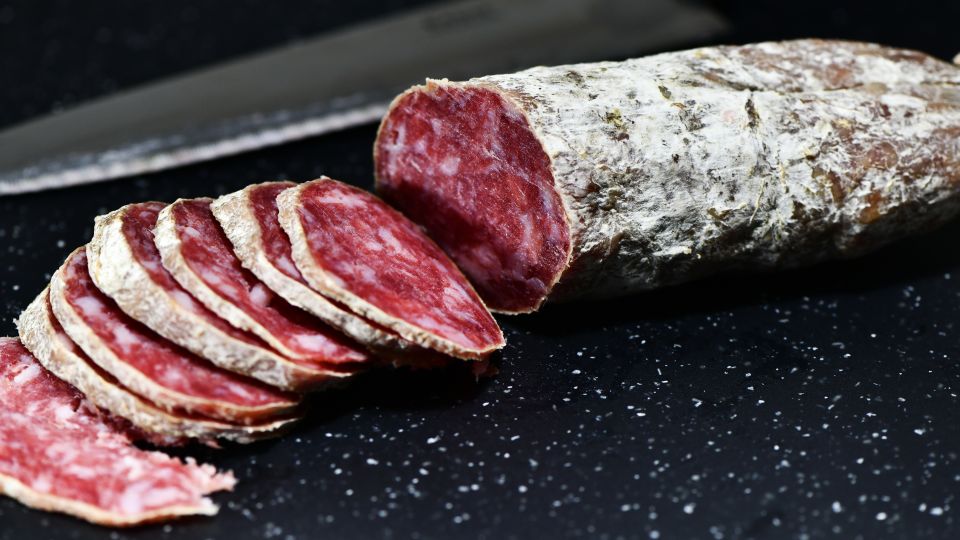 Die Felino-Salami ist eine traditionelle, grobkörnige Wurstspezialität