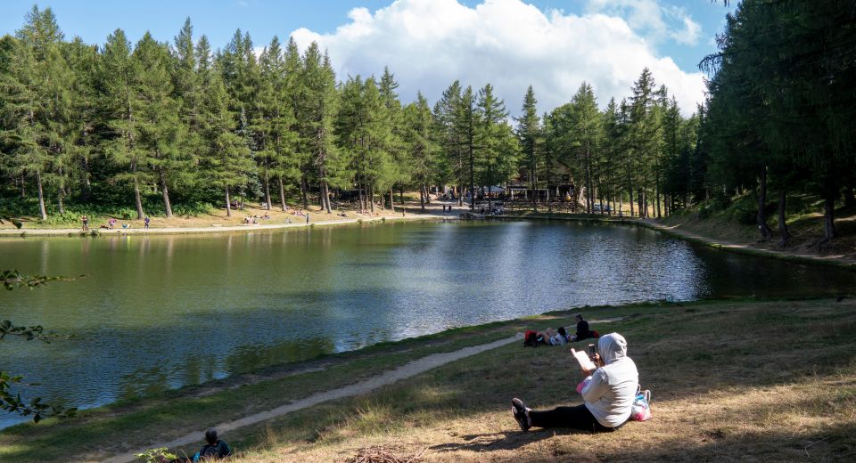 Der Lago della Ninfa ist ein idyllischer Bergsee am Monte Cimone, beliebt zum Wandern, Angeln und im Winter zum Skifahren
