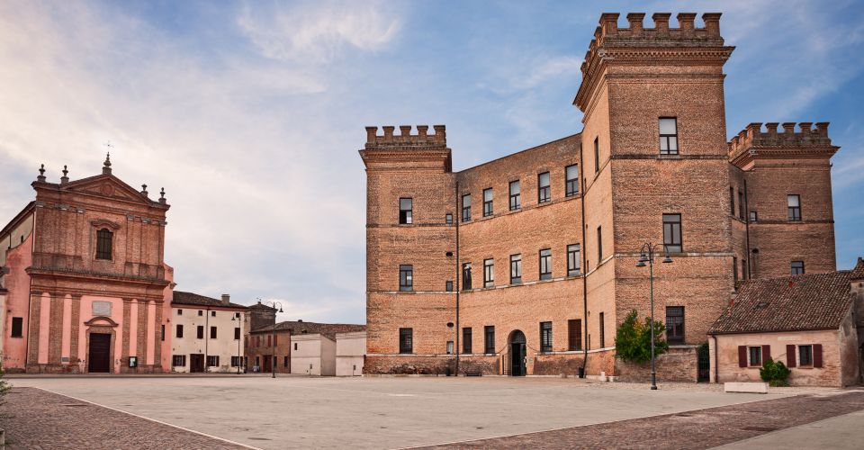 Das Castello Estense di Mesola beeindruckt mit Renaissance-Architektur und liegt malerisch am Rand des Po-Delta in Ferrara.