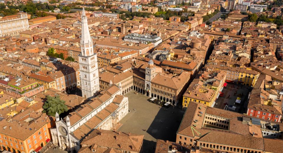 Ein Drohnenblick auf die Kathedrale von Modena zeigt majestätische Architektur und den harmonischen Platz in voller Pracht.