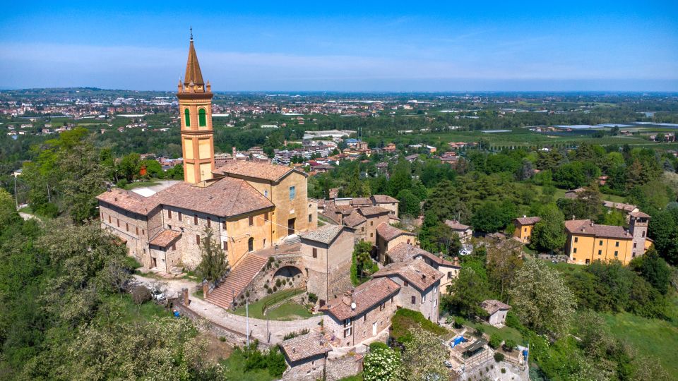 Savignano sul Panaro liegt malerisch am Fluss Panaro, mit mittelalterlichem Ortskern und Blick auf die umliegenden Hügel