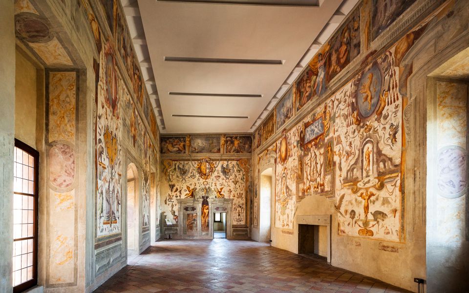 Saal mit mittelalterlichen Wandmalereien im Castello di Torrechiara