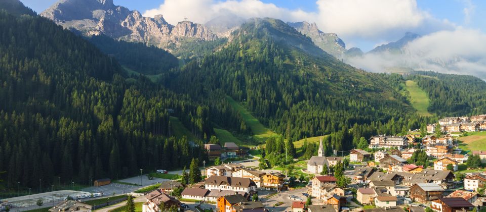 Arabba in Belluno schmiegt sich an den Passo Pordoi, wo Dolomitengipfel Bergsport und ladinische Kultur zu einer Einheit formen.