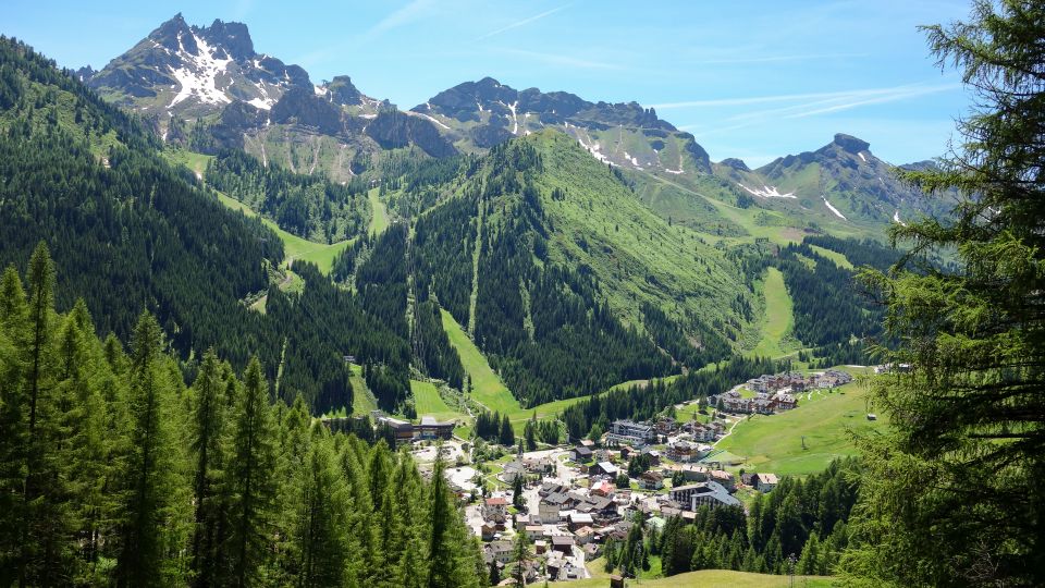 Arabba liegt malerisch im Herzen der Dolomiten, umgeben von den imposanten Gipfeln der Sella- und Marmolada-Gruppe.