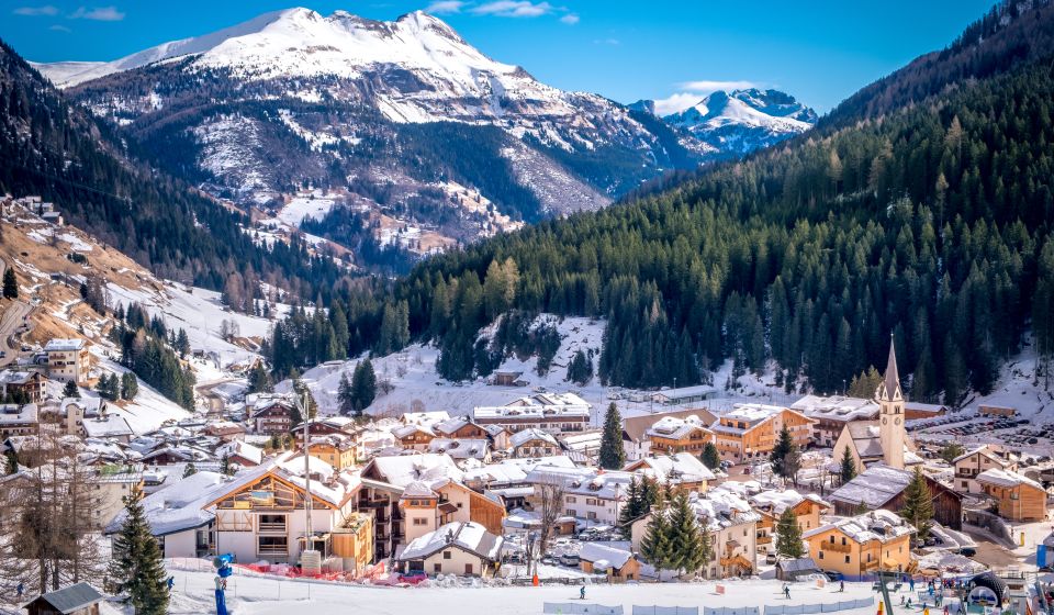 Arabba verwandelt sich im Winter in ein funkelndes Bergdorf, das eingebettet in die Dolomiten italienisches Alpenflair ausstrahlt.