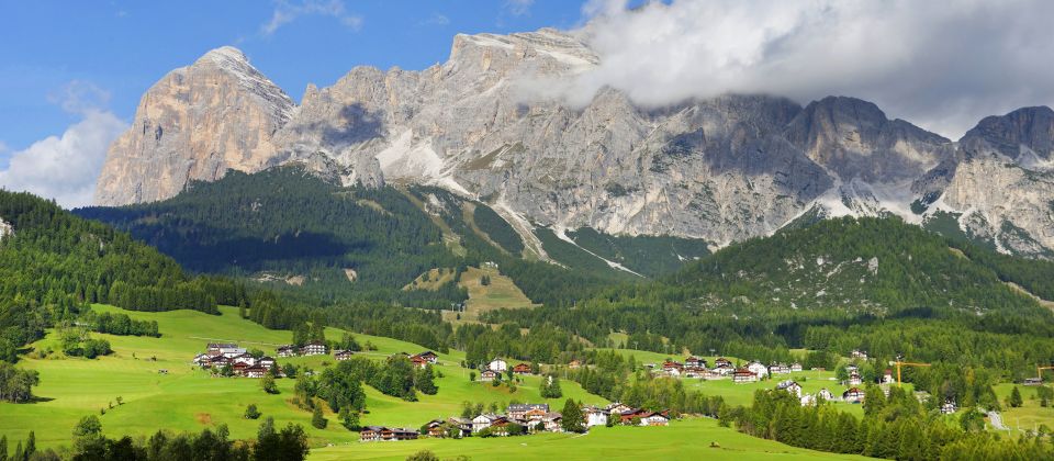 Das Skiparadies Cortina d’Ampezzo befindet sich im Norden der Provinz Belluno in der Region Venetien, nur zwei Stunden von Venedig entfernt.