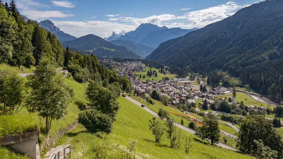 Falcade liegt malerisch im Valle del Biois, umgeben von Dolomitengipfeln – ein Paradies für Natur- und Bergfreunde.