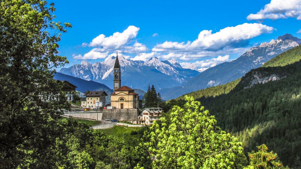 Cibiana di Cadore, das „Dorf der Wandmalereien“, vereint Kunst, Geschichte und Dolomitenidylle auf eindrucksvolle Weise.