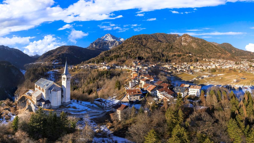 Valle di Cadore begeistert mit historischen Gassen, Tizians Erbe und herrlichem Blick auf die umliegenden Dolomiten.