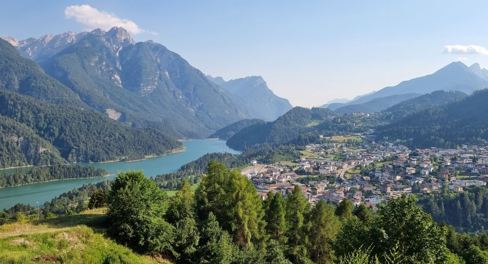 Calalzo di Cadore begeistert mit Bergpanorama und traumhafter Seeidylle in die Dolomiten.