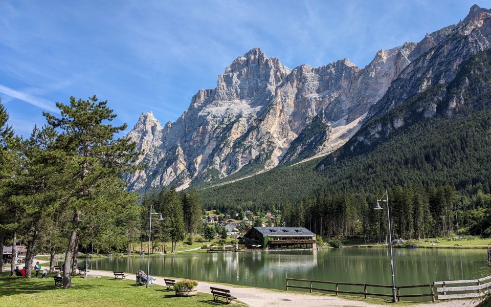 Der Lago di Mosigo bei San Vito di Cadore spiegelt die Dolomiten im klaren Wasser – ein idyllischer Ort der Ruhe und Schönheit.