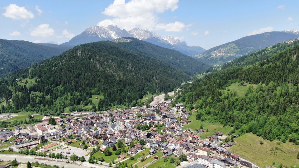 Santo Stefano di Cadore liegt malerisch im Piave-Tal, umgeben von Dolomitengipfeln und alpiner Tradition.
