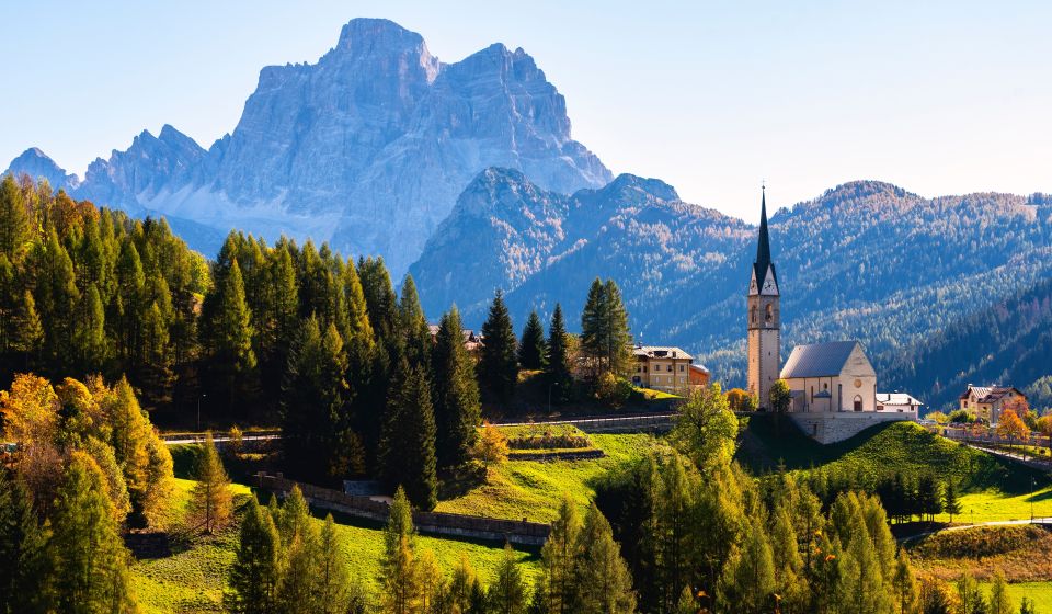 Die Chiesa di Santa Lucia in Selva di Cadore thront in traumhafter Lage mit faszinierender Dolomitenkulisse und Charme.