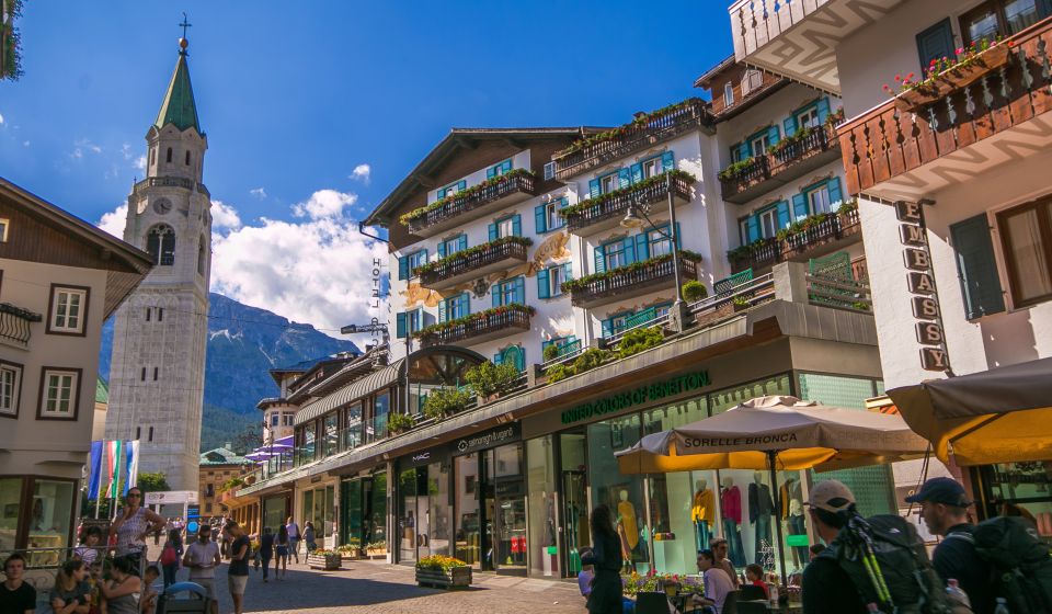 Die Fußgängerzone lädt mit Boutiquen, Cafés und Dolomitenblick zum Flanieren und Genießen ein.
