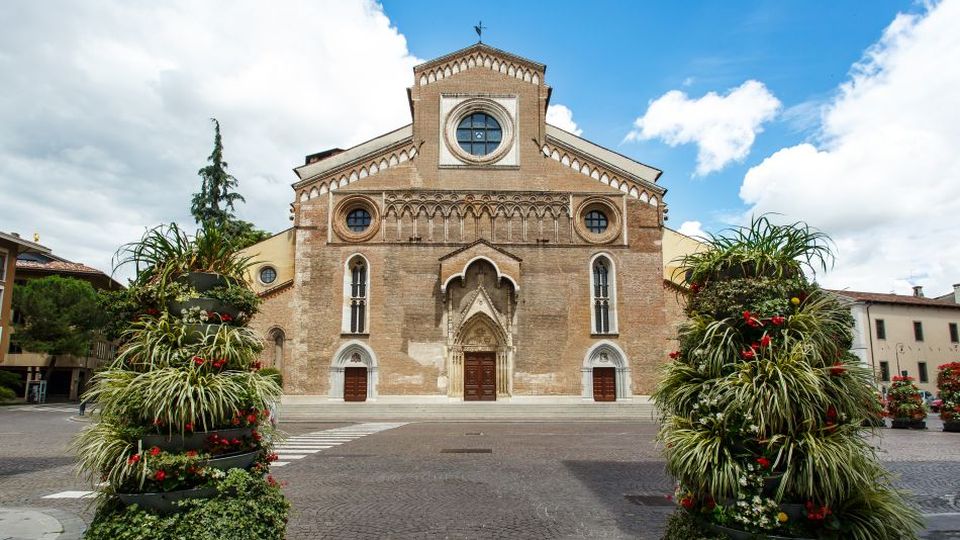 Der Duomo di Santa Maria Annunziata beeindruckt mit seiner schlichten Fassade, gotischen Formen und einem reich gestalteten Innenraum.