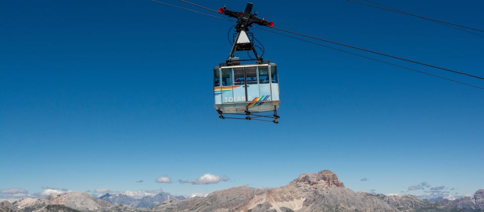 Die Seilbahn verbindet das Tal mit den Gipfeln der Tofana und ist Sinnbild alpiner Faszination.