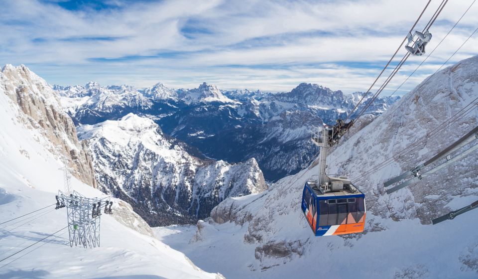 Die Seilbahn auf die Marmolata führt bis auf über 3.200 Meter und eröffnet grandiose Ausblicke über die Dolomiten.