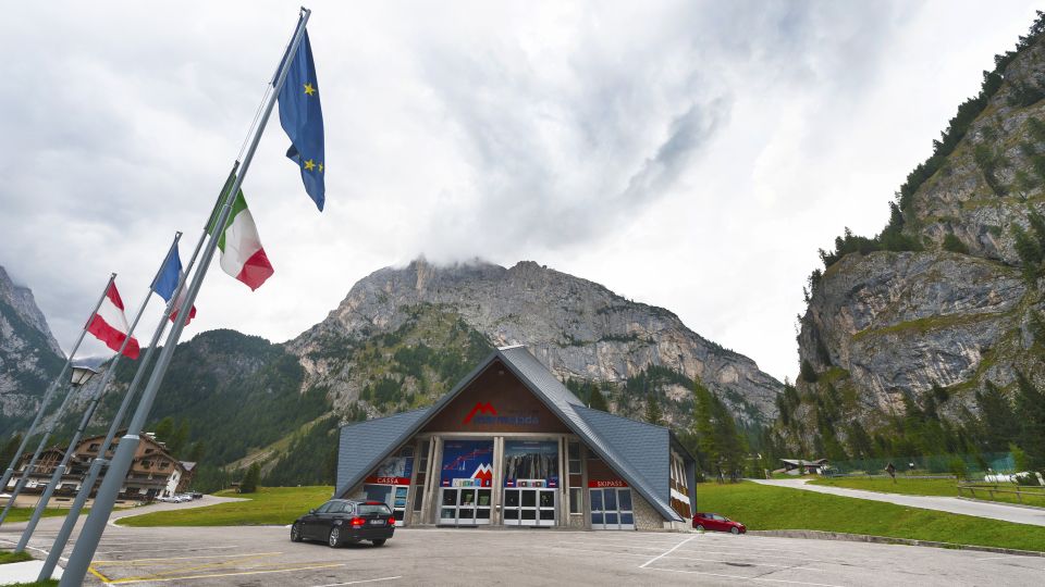 Die Talstation der Marmolata-Seilbahn in Malga Ciapela ist Ausgangspunkt für Gipfelfahrten und alpine Erlebnisse.