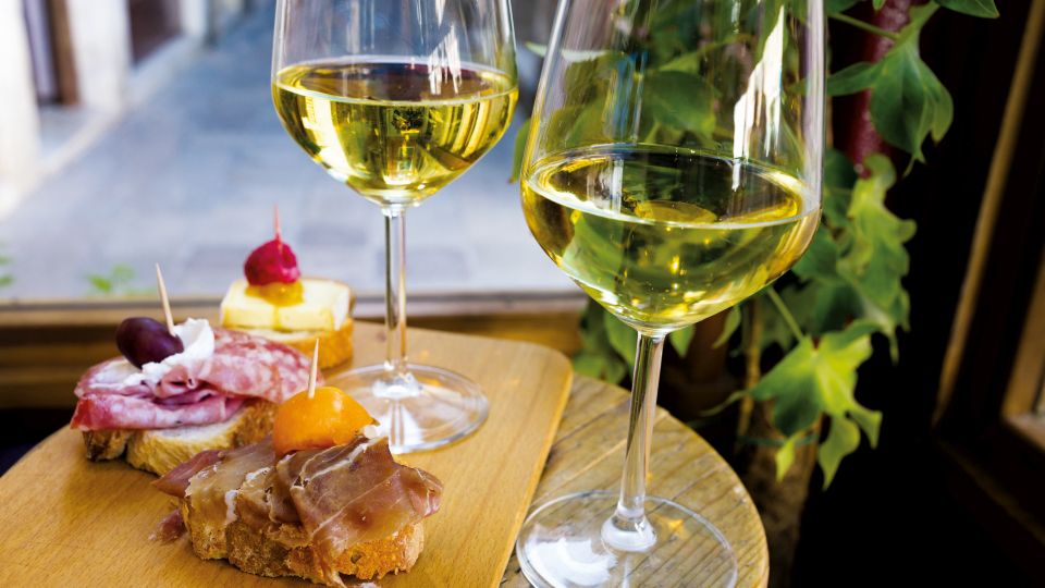 Zwei „Ombre“und Cicchetti mit Prosciutto, Käse und Salami – sooo fein!