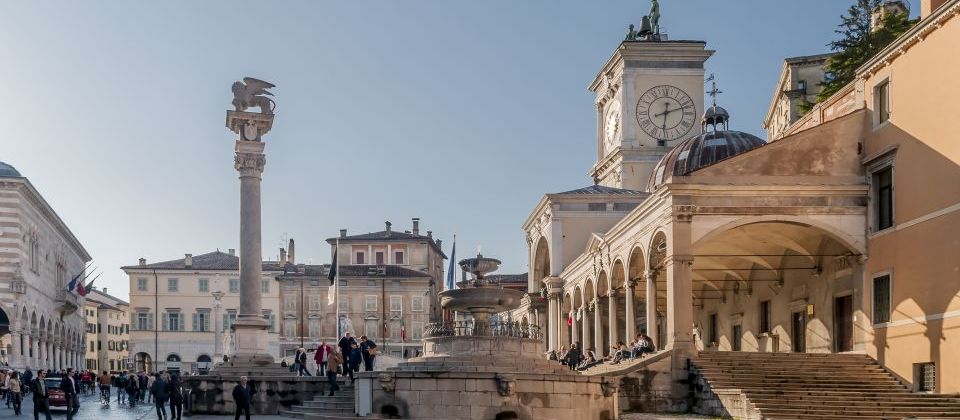 Die Piazza ist ein städtebauliches Ensemble, das sich wie ein Bühnenbild vor dem Besucher öffnet.