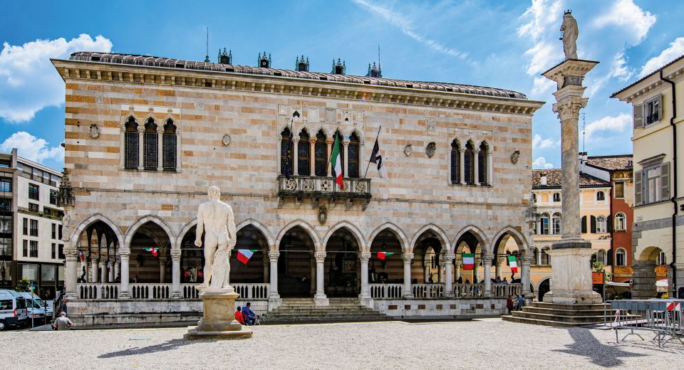Die Loggia del Lionello, im venezianischen Gotikstil erbaut, prägt die Piazza della Libertà mit ihrer eleganten Fassade.