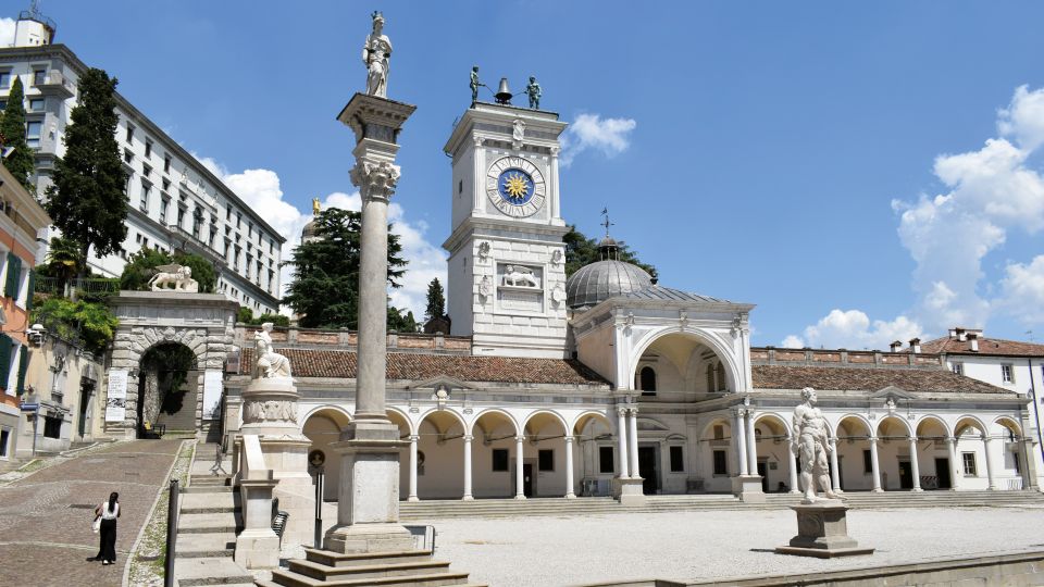 Die Loggia und der Tempietto di San Giovanni prägen die Piazza mit Renaissance-Architektur und markanter Silhouette.