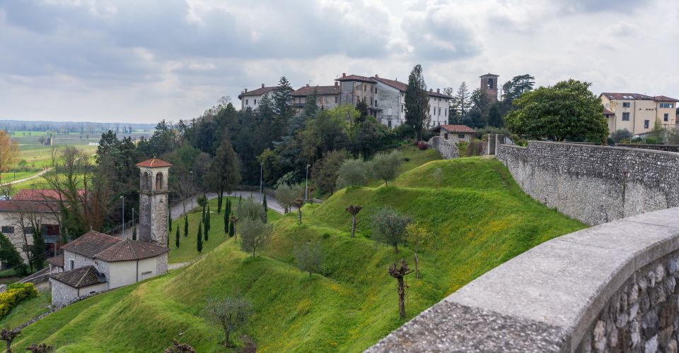 Von der „Panorama-Terrasse“ des Castello di Spilimbergo fällt der Blick auf die historische Stadt.
