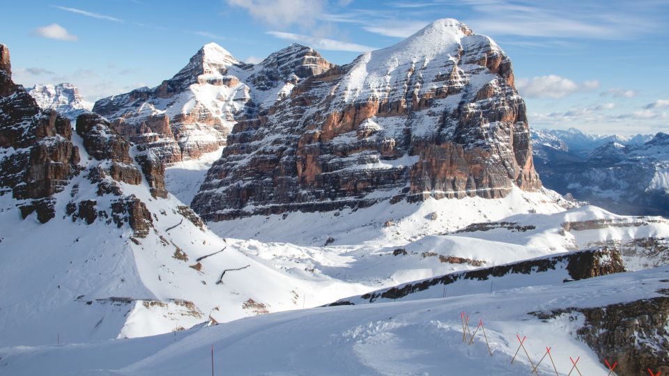 An der Tofana in Cortina d’Ampezzo erwarten Skifahrer legendäre Pisten, Panoramaausblicke und alpines Winterflair.