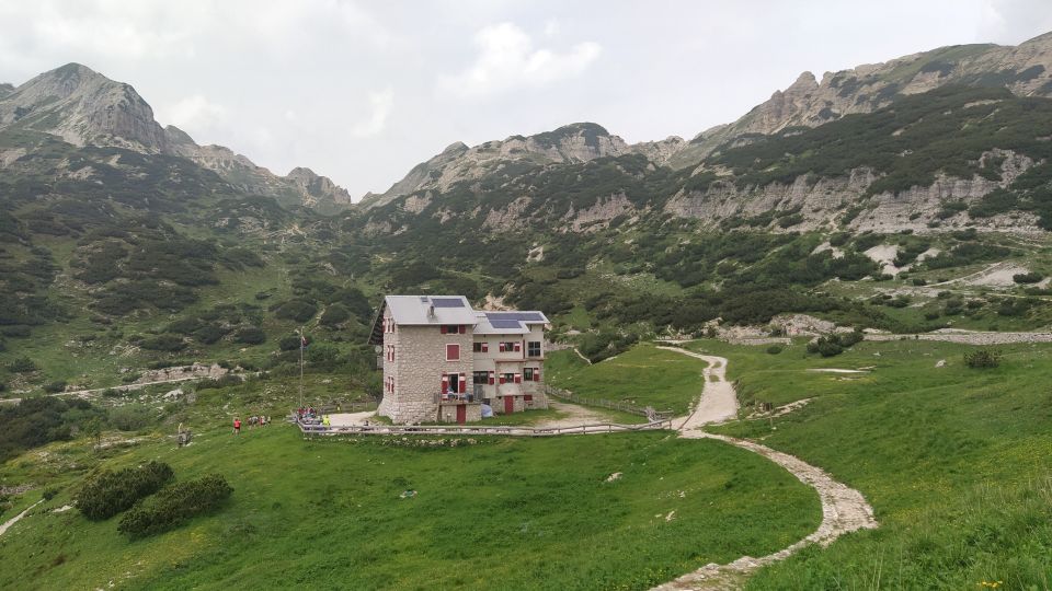 In Alta Lessinia führen idyllische Pfade und Felsenrouten durch eine stille Bergwelt – ideal zum Wandern und Klettern.