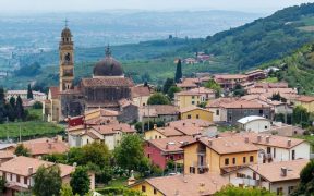 Das Weinanbaugebiet rund um Marano di Valpolicella vereint Sonne, Kalkböden und Tradition zu edlen Amarone-Weinen.