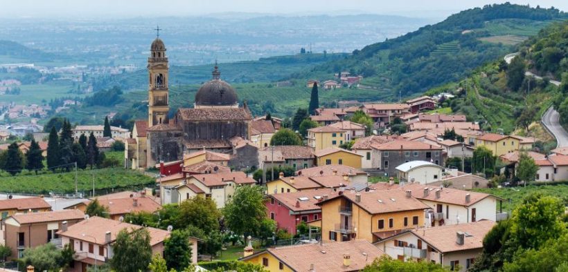 Das Weinanbaugebiet rund um Marano di Valpolicella vereint Sonne, Kalkböden und Tradition zu edlen Amarone-Weinen.