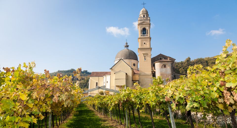 Die Pfarrkirche Parrocchia dei Santi Pietro e Paolo in Marano di Valpolicella besticht durch eine markante Kuppel und reich verzierte Innenräume.