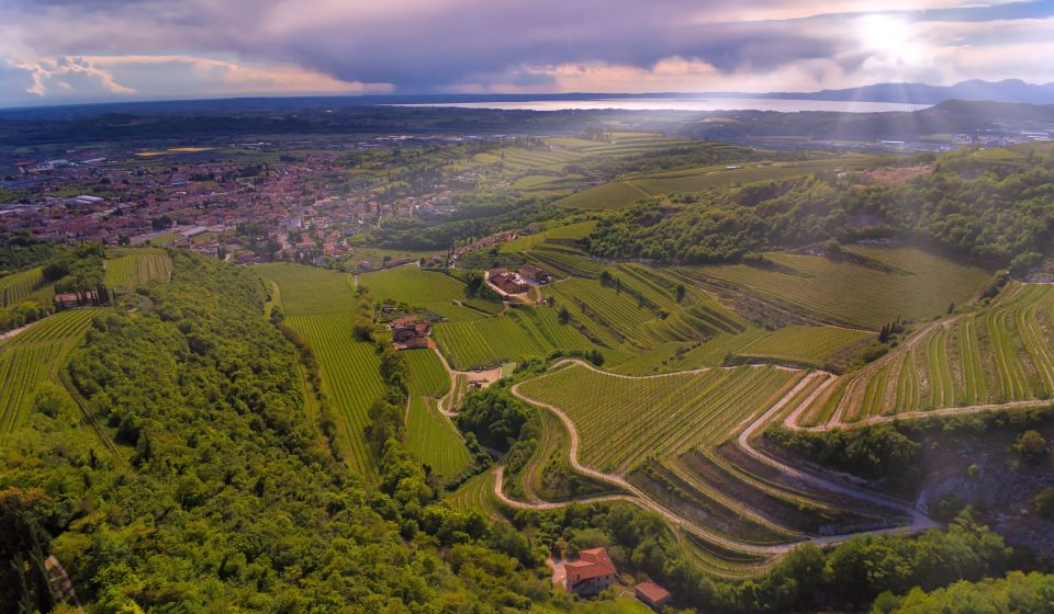 Das Valpolicella verzaubert mit sanften Hügeln, edlen Weinen und einer Landschaft, die Tradition und Genuss vereint.