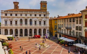 Beitragsbild Die Piazza Vecchia in Bergamo Lombardei
