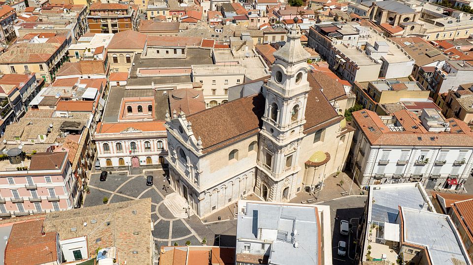 Die Cattedrale di Santa Maria Assunta in Cielo beeindruckt mit ihrer markanten Fassade im historischen Herzen von Foggia.