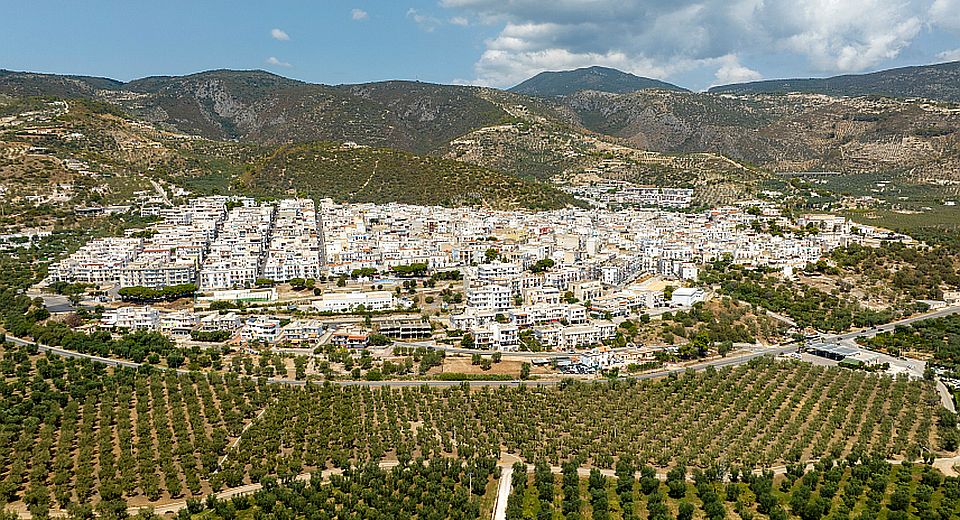 Mattinata liegt im Herzen des Gargano, eingebettet zwischen grünen Hügeln, Olivenhainen und der tiefblauen Adria.